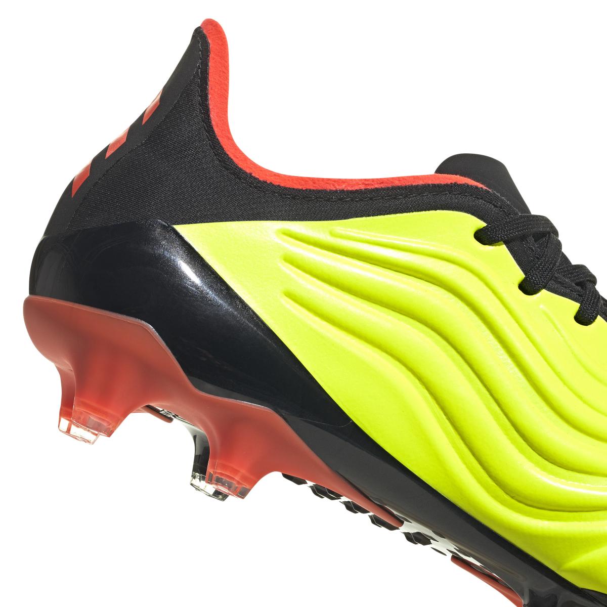 product/a/d/adidas_gz1354_8_footwear_photography_detail_view_2_white_000.jpg