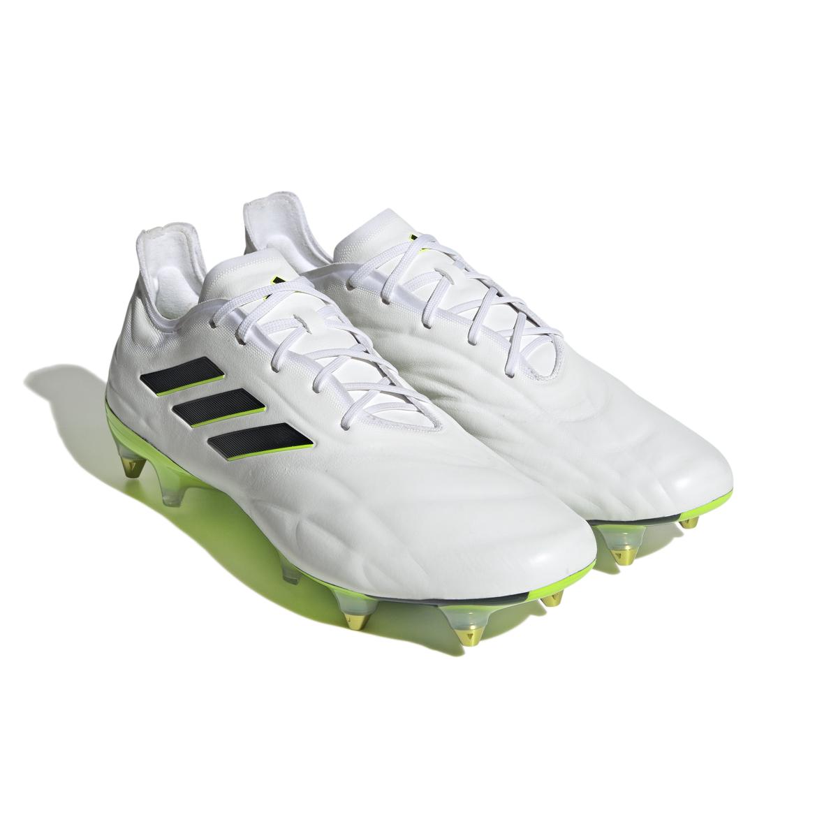 product/a/d/adidas_hq8975_5_footwear_photography_front_lateral_top_view_white.jpg