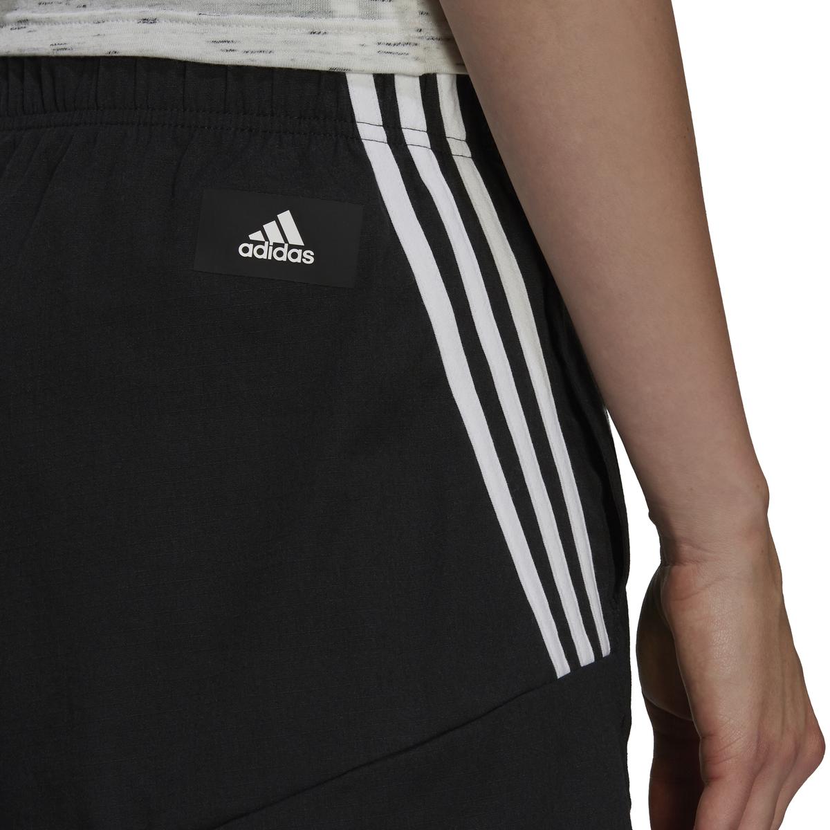 product/h/2/h21576_app_on-model_detail-2_white.jpg
