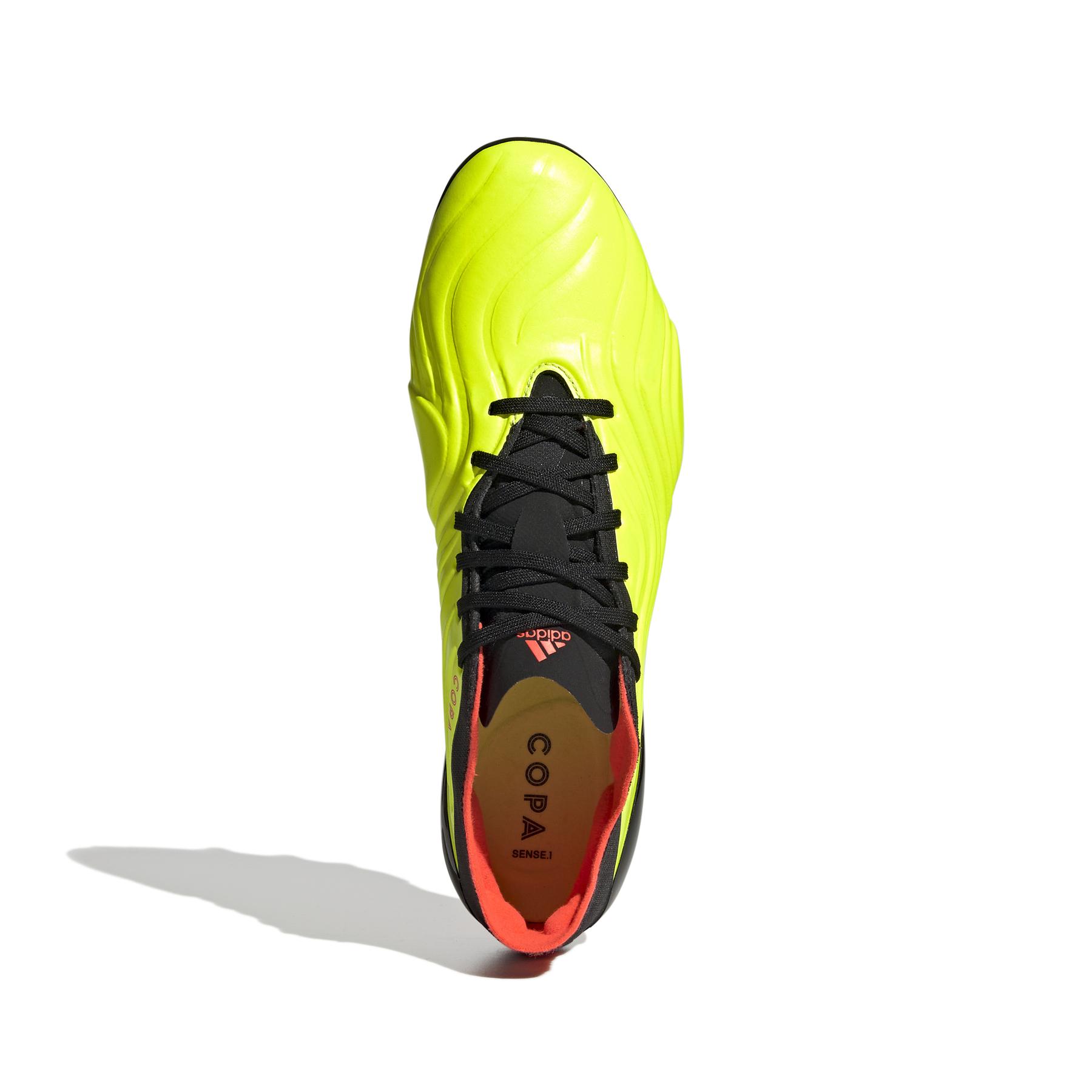 product/a/d/adidas_gz1354_2_footwear_photography_top_portrait_view_white_000.jpg