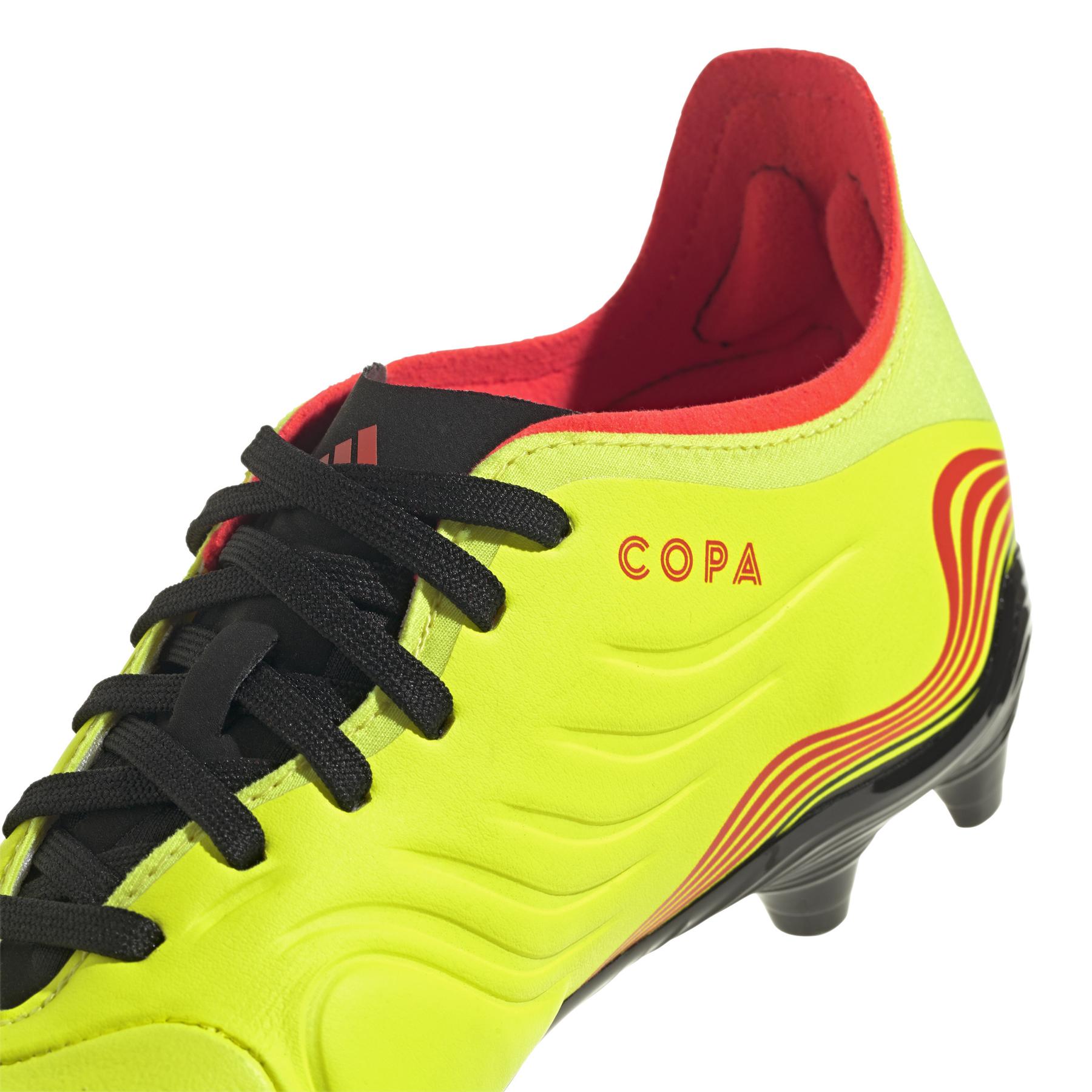 product/a/d/adidas_gz1380_7_footwear_photography_detail_view_1_white_000.jpg