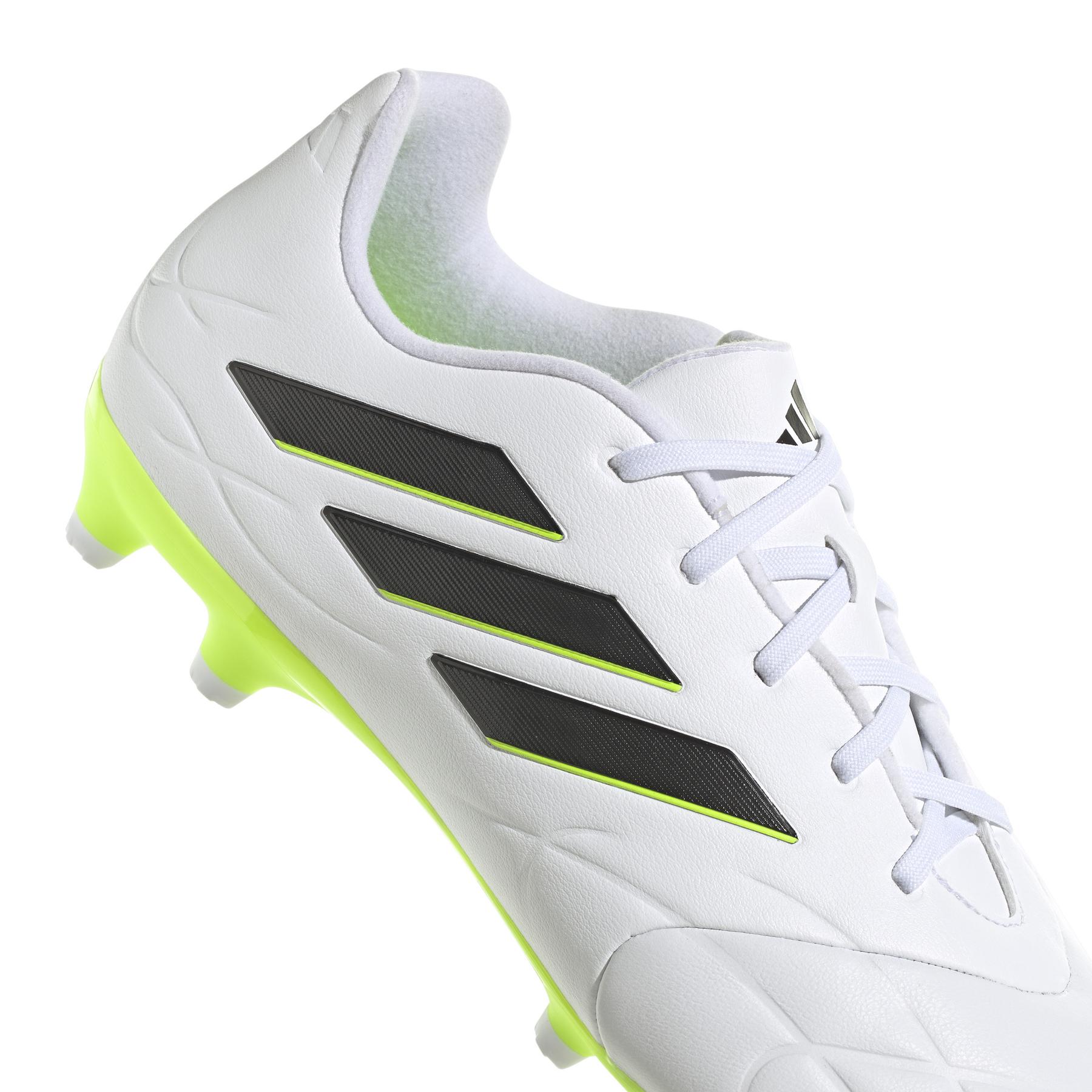 product/a/d/adidas_hq8984_7_footwear_photography_detail_view_1_white.jpg