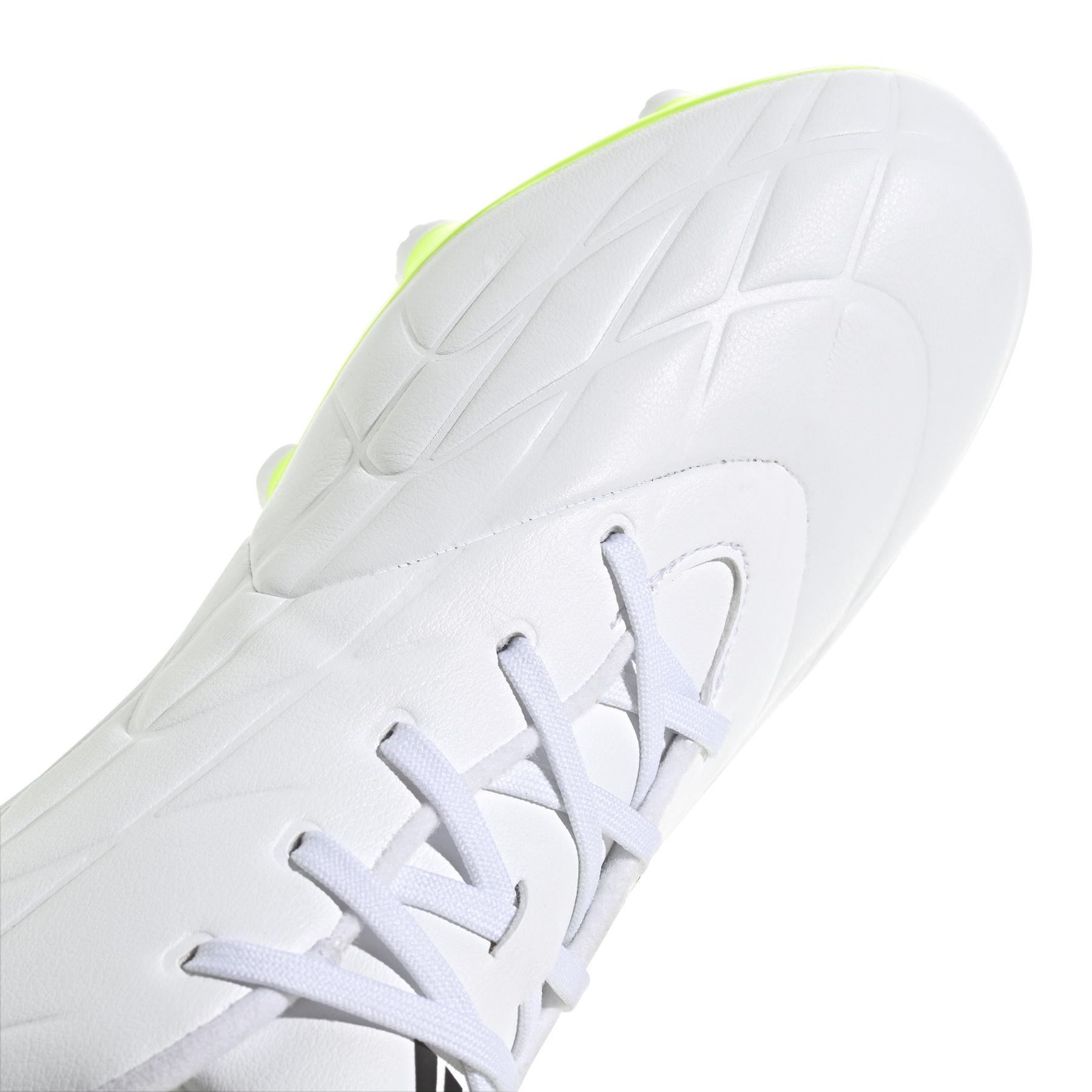 product/a/d/adidas_hq8984_8_footwear_photography_detail_view_2_white.jpg