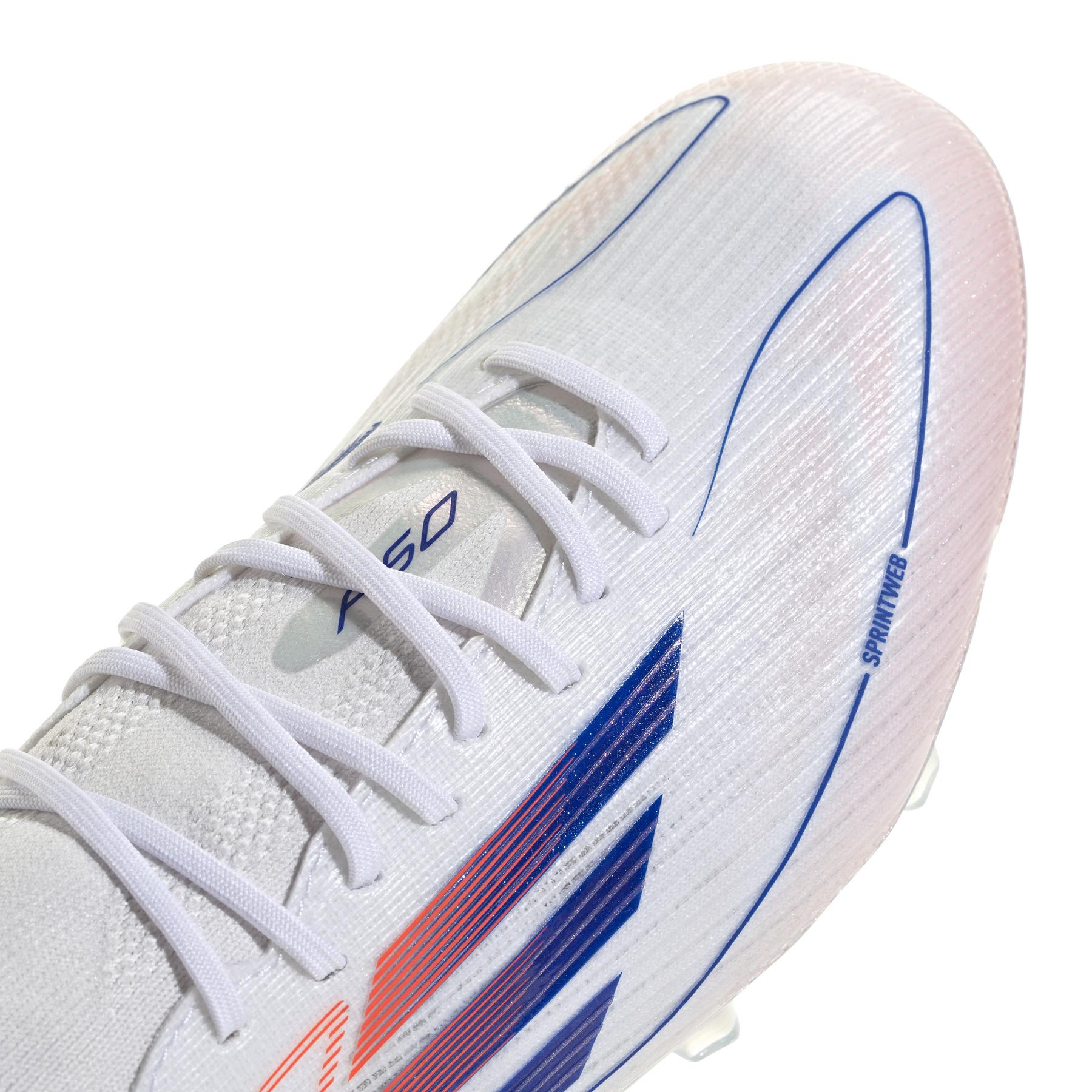 product/a/d/adidas_id9203_7_footwear_photography_detail_view_1_white-nw052424.jpg