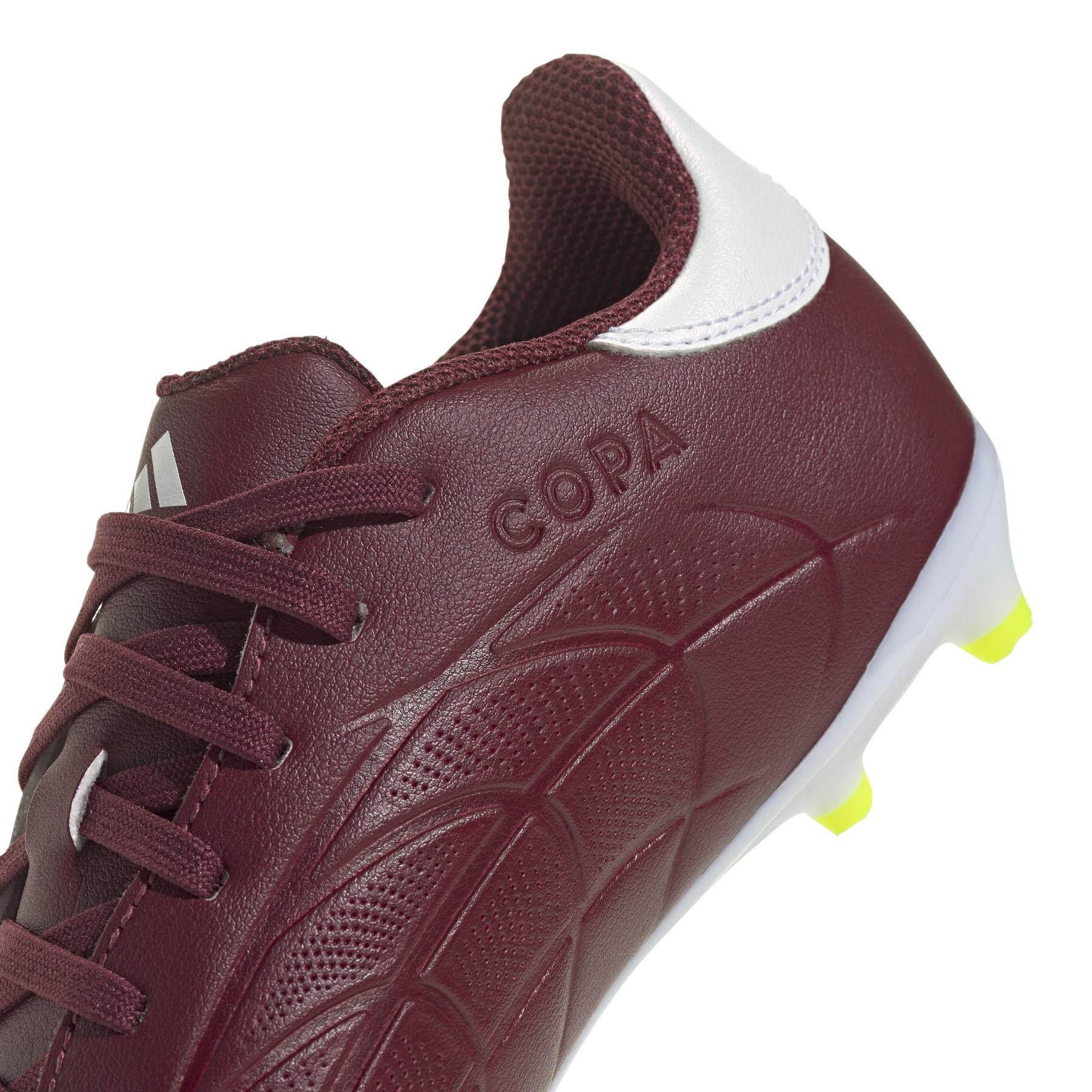 product/a/d/adidas_ie7494_8_footwear_photography_detail_view_2_white-030824.jpg