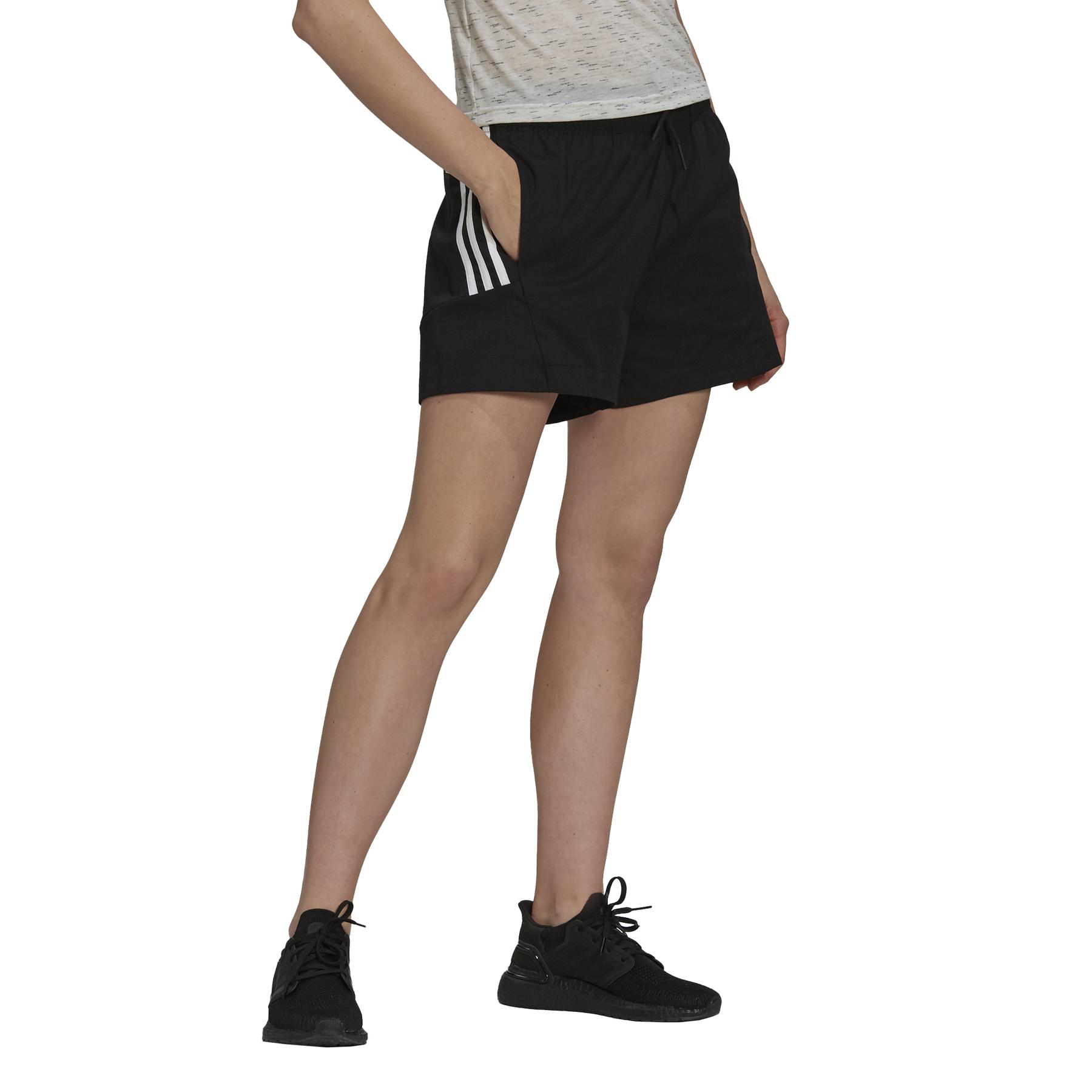 product/h/2/h21576_app_on-model_walking_white.jpg